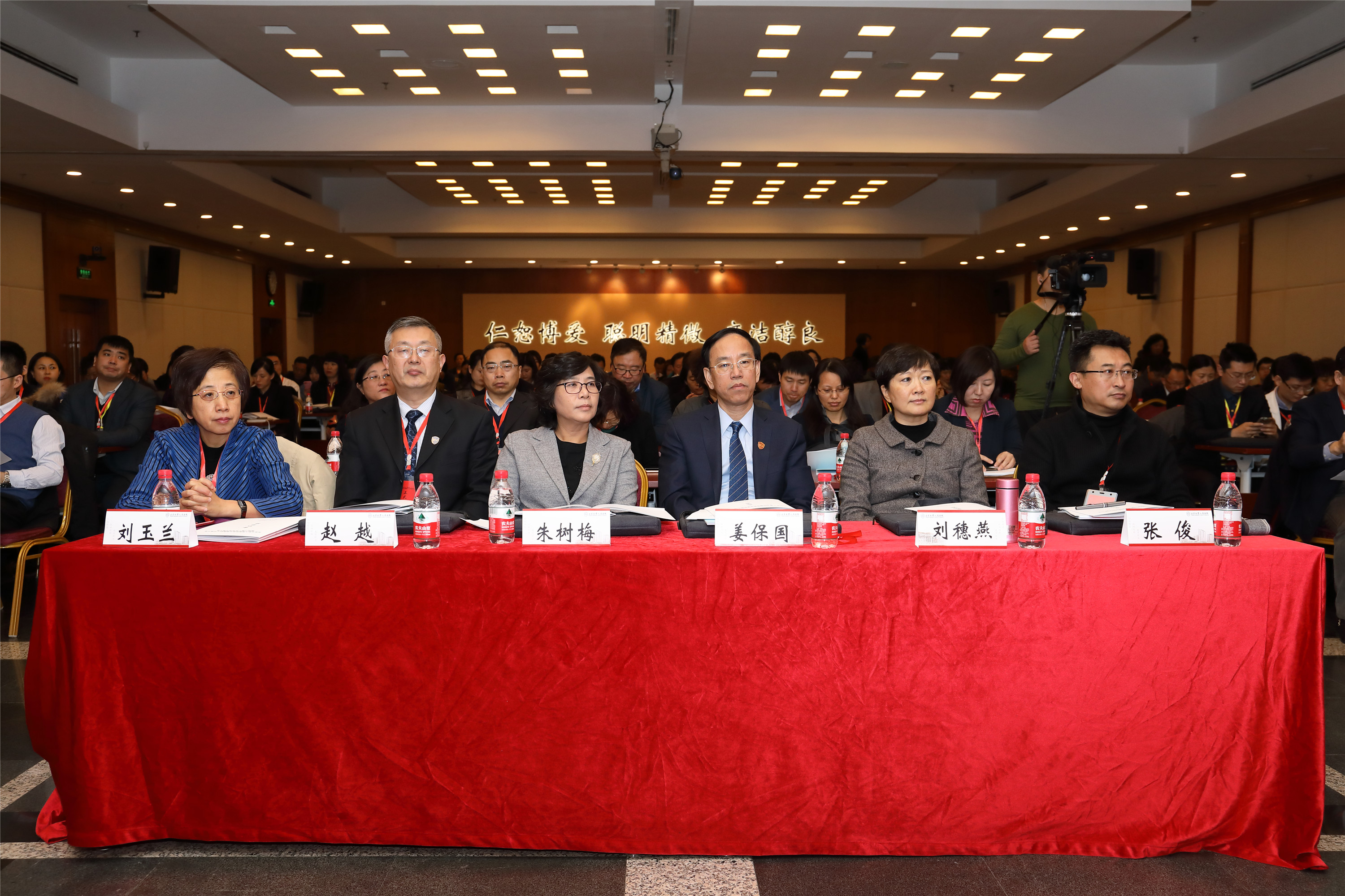 双代会 在医院与教职工间架起一座“连心桥”