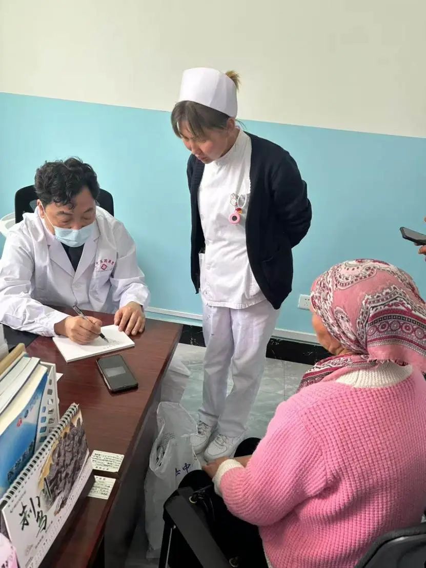 北京中医药大学第三附属医院医疗团队奔赴北疆参加北京中西医结合学会“青囊工程”健康公益活动纪实